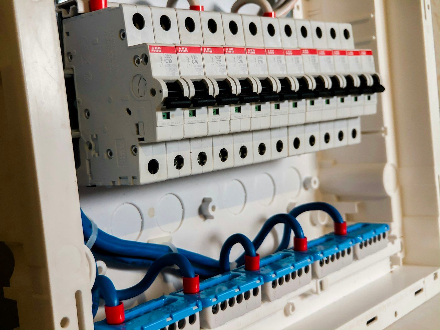 Rangée de disjoncteurs dans un tableau électrique domestique