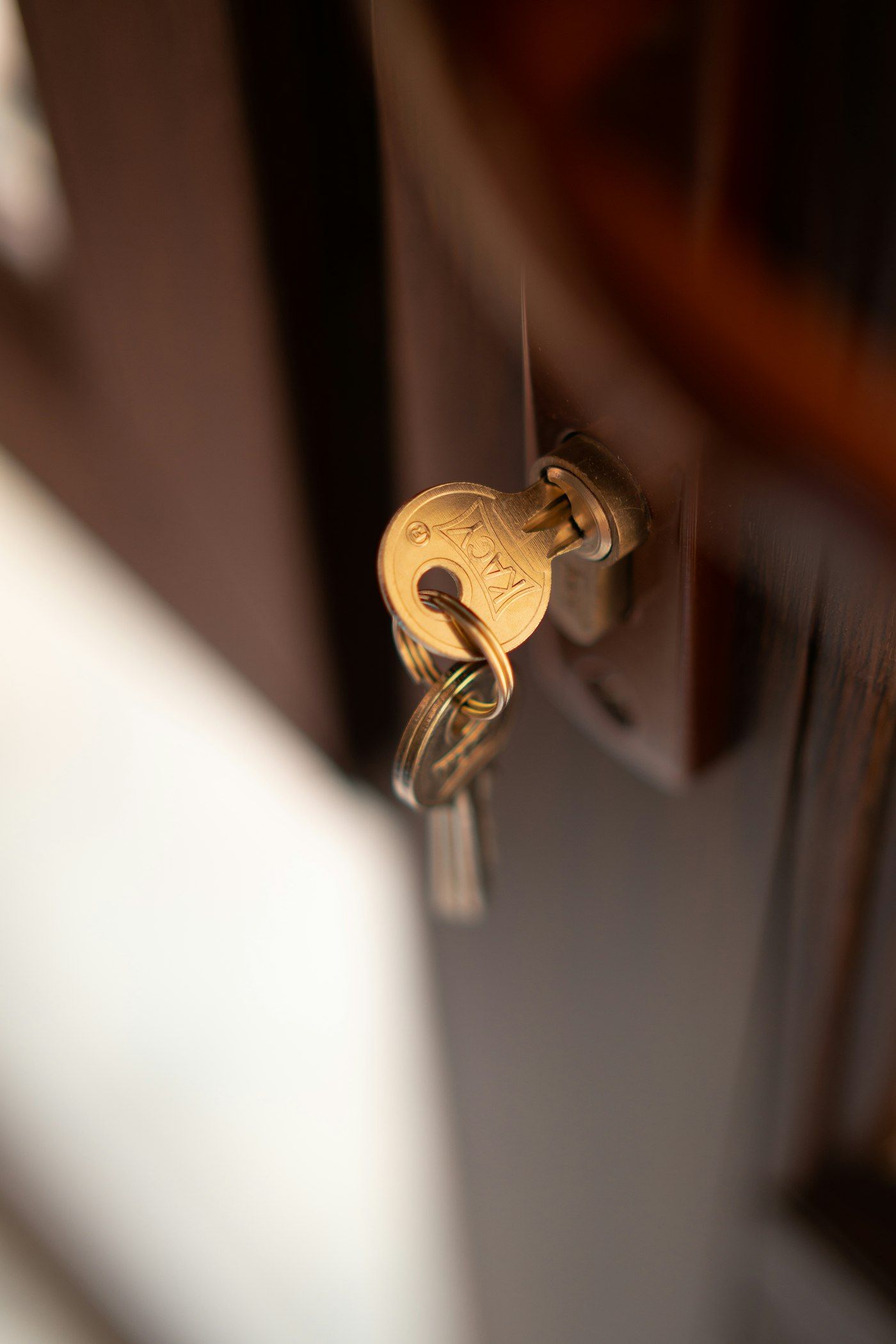 Clé engagée dans le cylindre d'une serrure de porte d'entrée